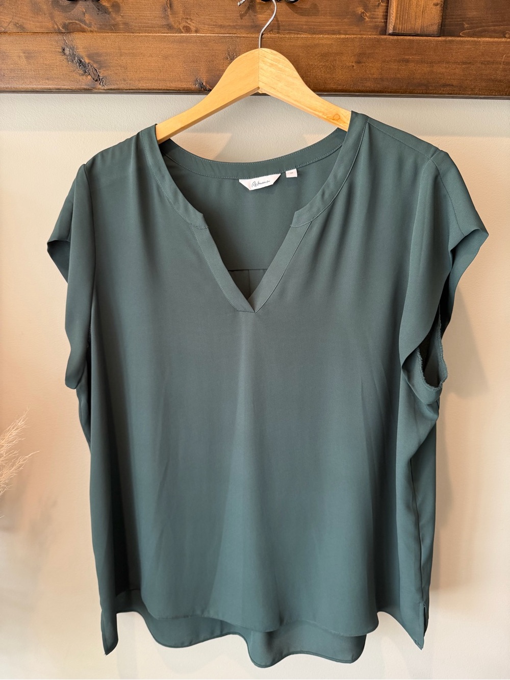 Reitmans Deep Green V-Neck Cap Sleeve Blouse